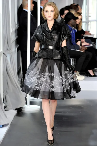 Look 10